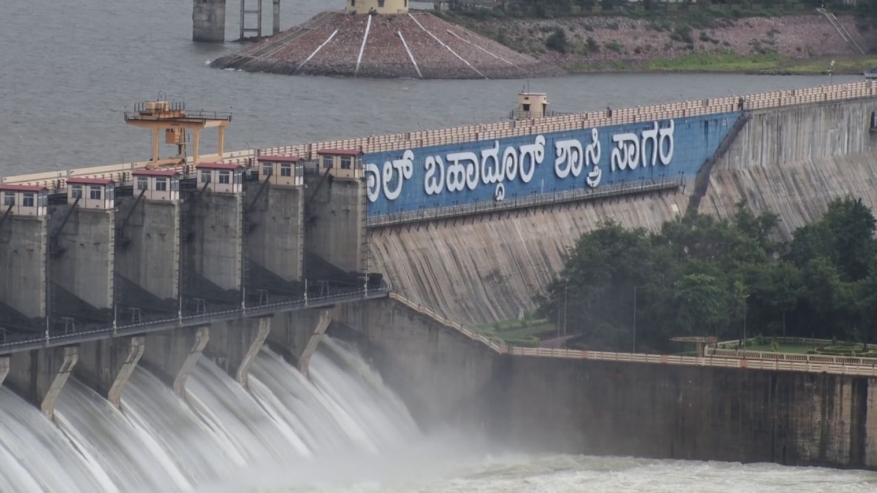 ವಿಜಯಪುರ ಜಿಲ್ಲೆಯ ಆಲಮಟ್ಟಿ ಡ್ಯಾಂ ಸುರಕ್ಷತೆ ಬಗ್ಗೆಯೂ ಅವರು ಮಾತನಾಡಿದ್ದಾರೆ. ಇನ್ನೂ ಆಲಮಟ್ಟಿ ಡ್ಯಾಂನ ನಿರ್ಮಾಣ ಕಾಮಗಾರಿಯ ಮುಗಿದಿಲ್ಲ. 24 ವರ್ಷಗಳಿಂದ ನೀರು ನಿಲ್ಲಿಸಲಾಗುತ್ತಿರುವ ಕಾರಣ ಡ್ಯಾಂ ಗೇಟ್​ಗಳಿಗೆ ತೊಂದರೆ ಇಲ್ಲ. ಆಲಮಟ್ಟಿ ಡ್ಯಾಂ ನಲ್ಲೂ ಕೂಡ ಶೇಕಡ 10 ರಿಂದ 15 ಪ್ರಮಾಣದಲ್ಲಿ ಹೂಳಿದೆ. ವರ್ಷ ವರ್ಷ ಈ ಹೂಳನ್ನು ತೆಗೆದರೆ ಮುಂದೆ ಧಕ್ಕೆ ಅಗಲ್ಲ. ಇಂದಿನ 25  ವರ್ಷಗಳ ಕಾಲ ಯಾವುದೇ ತೊಂದರೆ ಇಲ್ಲ. ಆದರೆ ಮುಖ್ಯವಾಗಿ ಡ್ಯಾಂನ ಕಾಮಗಾರಿ ಮುಕ್ತಾಯವಾಗಬೇಕು ಎಂದು ಅವರು ಹೇಳಿದ್ದಾರೆ.