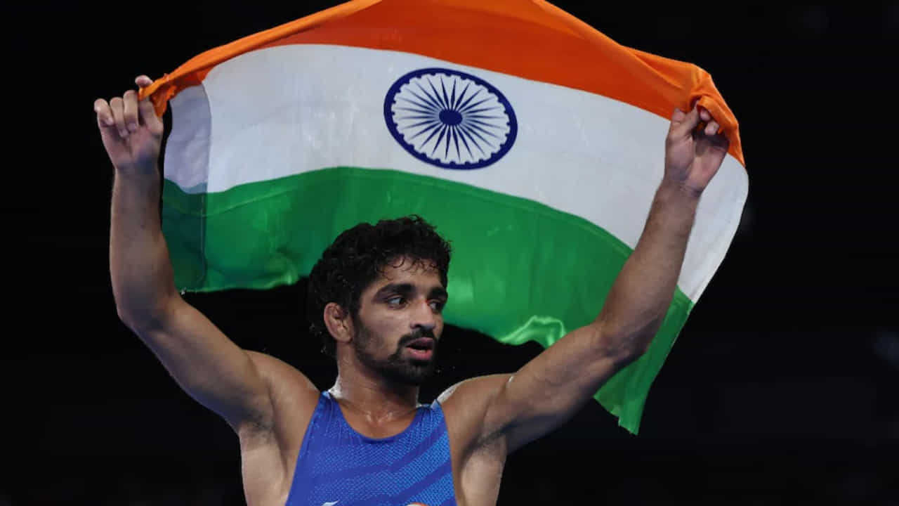 2024ರ ಪ್ಯಾರಿಸ್ ಒಲಿಂಪಿಕ್ಸ್ನಲ್ಲಿ ಭಾರತದ ಕುಸ್ತಿಪಟು ಅಮನ್ ಸೆಹ್ರಾವತ್ ಪುರುಷರ 57 ಕೆಜಿ ತೂಕ ವಿಭಾಗದಲ್ಲಿ ಕಂಚಿನ ಪದಕ ಗೆದ್ದು ಹೊಸ ಇತಿಹಾಸ ನಿರ್ಮಿಸಿದ್ದಾರೆ. ಅಮನ್ ಸೆಹ್ರಾವತ್ ಕೇವಲ 21 ವರ್ಷ 24 ದಿನಗಳ ವಯಸ್ಸಿನಲ್ಲಿ ಒಲಿಂಪಿಕ್ಸ್ನಲ್ಲಿ ವೈಯಕ್ತಿಕ ಪದಕ ಗೆದ್ದ ಭಾರತದ ಅತ್ಯಂತ ಕಿರಿಯ ಅಥ್ಲೀಟ್ ಎನಿಸಿಕೊಂಡಿದ್ದಾರೆ. ಈ ಹಿಂದೆ ಈ ದಾಖಲೆ ಪಿವಿ ಸಿಂಧು ಅವರ ಹೆಸರಿನಲ್ಲಿತ್ತು.