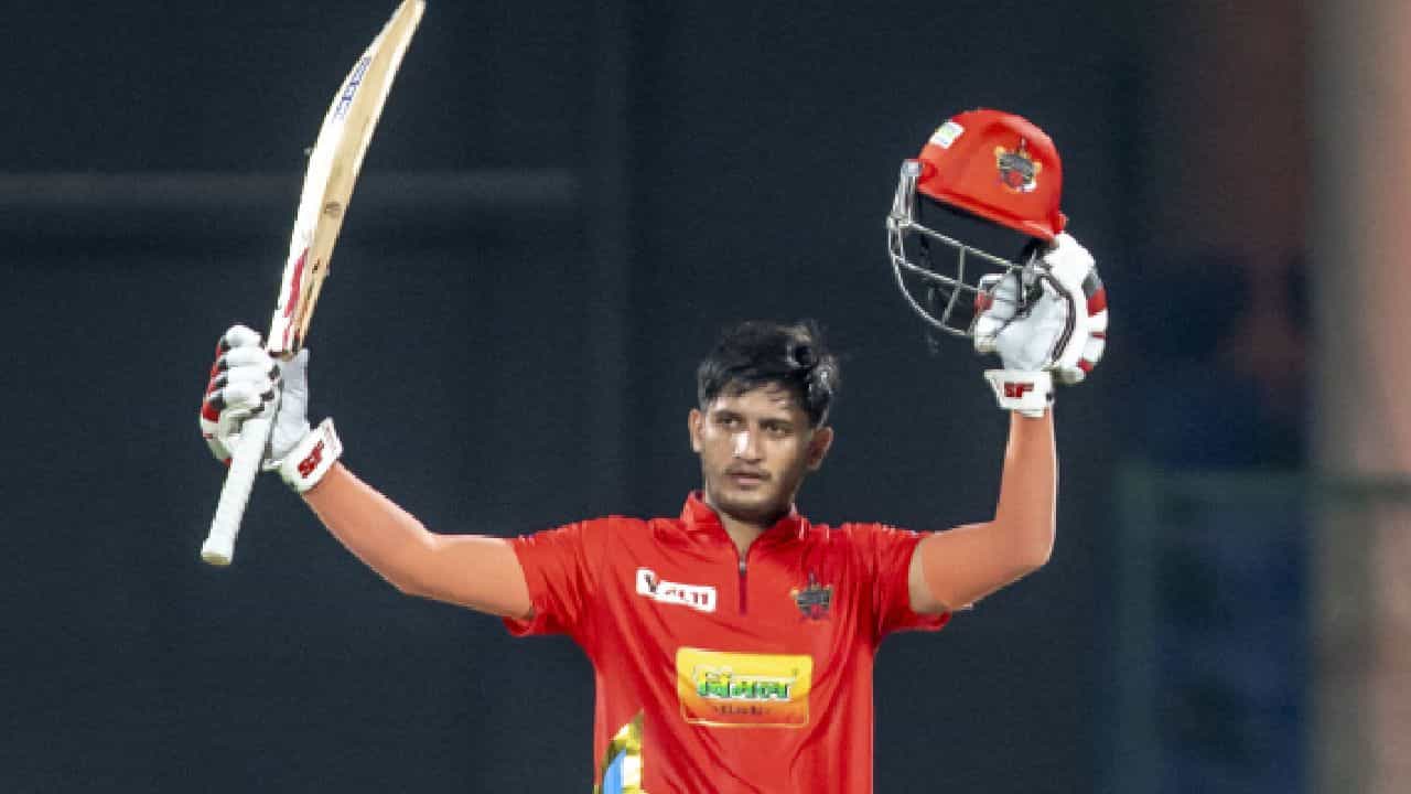 ದೆಹಲಿಯ ಅರುಣ್ ಜೇಟ್ಲಿ ಸ್ಟೇಡಿಯಂನಲ್ಲಿ ನಡೆದ ಡೆಲ್ಲಿ ಪ್ರೀಮಿಯರ್ ಲೀಗ್ ಟಿ20 ಟೂರ್ನಿಯ 15ನೇ ಪಂದ್ಯದಲ್ಲಿ ಎಡಗೈ ದಾಂಡಿಗ ಪ್ರಿಯಾಂಶ್ ಆರ್ಯ ಸ್ಪೋಟಕ ಸೆಂಚುರಿ ಸಿಡಿಸಿ ಮಿಂಚಿದ್ದಾರೆ. ಈ ಶತಕದೊಂದಿಗೆ ಡೆಲ್ಲಿ ಪ್ರೀಮಿಯರ್ ಲೀಗ್ನಲ್ಲಿ ಶತಕ ಬಾರಿಸಿದ ಮೊದಲ ಬ್ಯಾಟರ್ ಎಂಬ ಹೆಗ್ಗಳಿಕೆಗೂ ಪಾತ್ರರಾಗಿದ್ದಾರೆ.