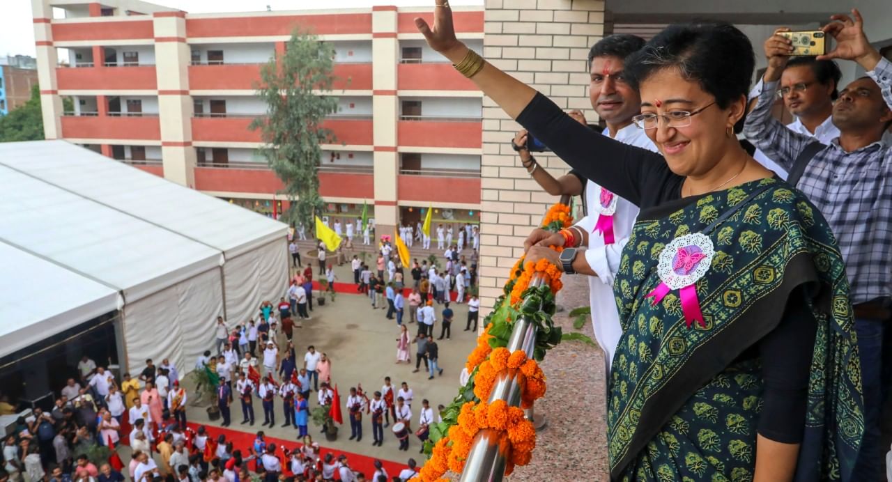 17 ತಿಂಗಳ ನಂತರ ಮನೀಶ್ ಸಿಸೋಡಿಯಾಗೆ ಜಾಮೀನು; ಭಾವುಕರಾದ ಸಚಿವೆ ಅತಿಶಿ 17 ತಿಂಗಳ ನಂತರ ಮನೀಶ್ ಸಿಸೋಡಿಯಾಗೆ ಜಾಮೀನು; ಭಾವುಕರಾದ ಸಚಿವೆ ಅತಿಶಿ