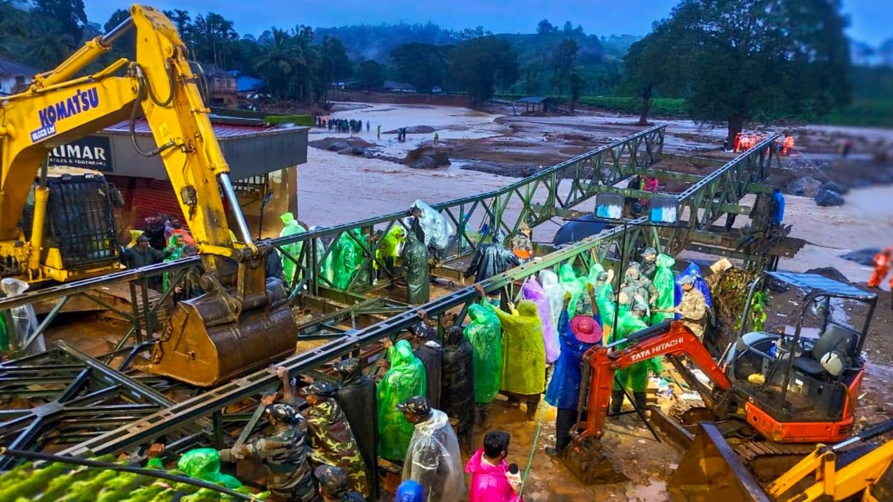 ಭೂಕುಸಿತದಿಂದ ಕೊಚ್ಚಿ ಹೋಗಿರುವ ವಯನಾಡಿನ ಮುಂಡಕೈಗೆ ತೆರಳಲು ಭಾರತೀಯ ಸೇನೆ ಬೈಲಿ ಸೇತುವೆಯನ್ನು ಸಂಪೂರ್ಣ ಸಿದ್ಧಪಡಿಸಿದೆ. ಬುಧವಾರ ಆರಂಭವಾದ ನಿರ್ಮಾಣವು ಎಲ್ಲ ಪ್ರತಿಕೂಲ ಪರಿಸ್ಥಿತಿಗಳನ್ನು ಮೆಟ್ಟಿ ನಿಂತು ಹಗಲಿರುಳು ಶ್ರಮಿಸಿದ ಬಳಿಕ ಇಂದು (ಗುರುವಾರ) ಸಂಜೆ 5.50ರ ಸುಮಾರಿಗೆ ಸಂಪೂರ್ಣ ಸಿದ್ಧಗೊಂಡ ಸೇತುವೆಯ ಮೂಲಕ ಮೊದಲ ವಾಹನ ಹಾದು ಹೋಗಿದೆ.