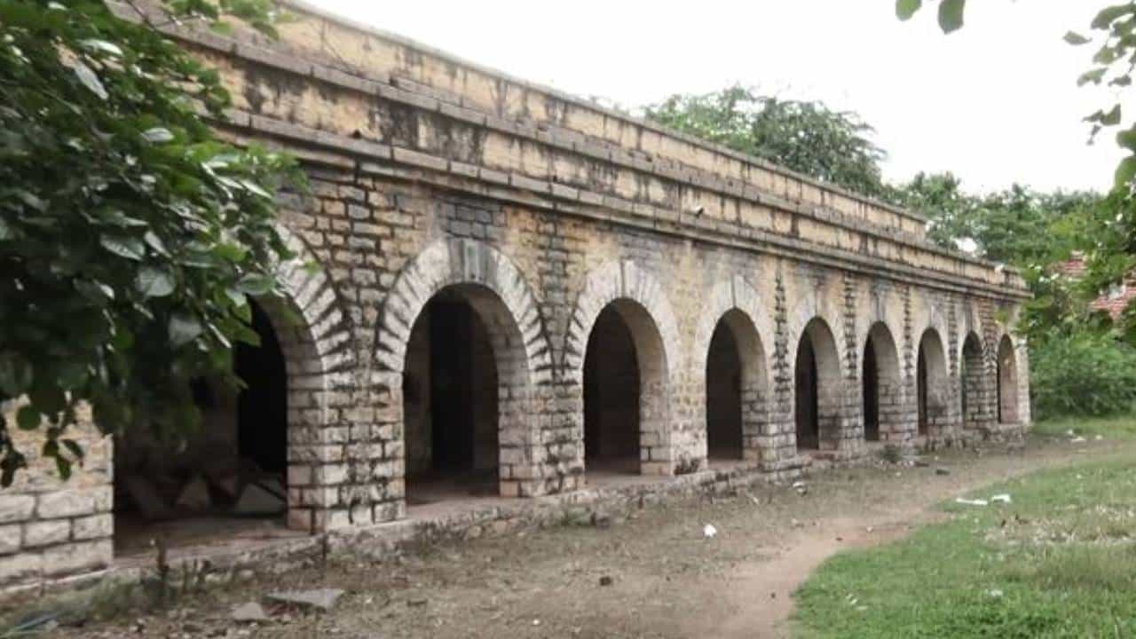 ಬಳ್ಳಾರಿ ಜೈಲ್ ತನ್ನಲ್ಲಿ ರಣರೋಚಕ ಕಥೆಗಳನ್ನು ಅಗಿಸಿಟ್ಟುಕೊಂಡಿದೆ. ಇಲ್ಲಿಯ ಜೈಲ್ ಪ್ರತಿಯೊಂದು ಬಂದೀಖಾನೆಗಳು ರಣಭೀಕರ ಕಥೆಗಳನ್ನು ತೆರೆದಿಡುತ್ತವೆ. ಕಂಟೋನ್ಮೆಂಟ್ ಪ್ರದೇಶದಲ್ಲಿ ಸ್ಥಾಪಿತವಾಗಿದ್ದ ಆಗಿನ ಜೈಲನಲ್ಲಿ ಕೈದಿಗಳಿಗೆ ಕಠಿಣಾತಿ ಕಠಿಣ ಶಿಕ್ಷೆ ನೀಡುತ್ತಿದ್ದರು. ಕೈದಿಗಳು ಭೀಕರ ಶಿಕ್ಷೆಗೆ ಹೆದರಿ ಜೈಲ್ ಗೋಡೆ ಹಾರಿ ಹೋದ ನಿದರ್ಶನಗಳಿವೆ. ಹಾಗಿದ್ದರೆ ಹಿಂದಿನ ಕಾಲದ ಬ್ರಿಟಿಷ್ ಆಡಳಿತದಲ್ಲಿ ಸ್ಥಾಪಿತವಾಗಿದ್ದ ಜೈಲ್ಗಳ ಸದ್ಯದ ಸ್ಥಿತಿ ಹೇಗಿದೆ ಇಲ್ಲಿದೆ ಮಾಹಿತಿ.