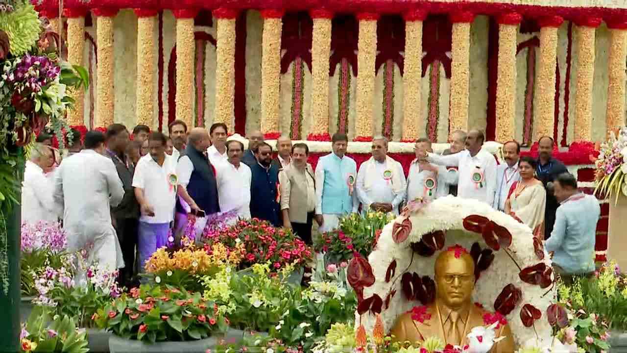 ಸ್ವಾತಂತ್ರ್ಯ ದಿನಾಚರಣೆ ಪ್ರಯುಕ್ತ ಇಂದು ಲಾಲ್ಬಾಗ್ನ ಗಾಜಿನಮನೆಯಲ್ಲಿ ಫ್ಲವರ್ಶೋಗೆ ಸಿಎಂ ಸಿದ್ದರಾಮಯ್ಯ ಚಾಲನೆ ನೀಡಿದ್ದಾರೆ. ಕಾರ್ಯಕ್ರಮದಲ್ಲಿ ಅಂಬೇಡ್ಕರ್ ಮೊಮ್ಮಗ ಯಶವಂತ್ ಅಂಬೇಡ್ಕರ್ ಅವರು ಕೂಡ ಭಾಗಿಯಾಗಿದ್ದಾರೆ.