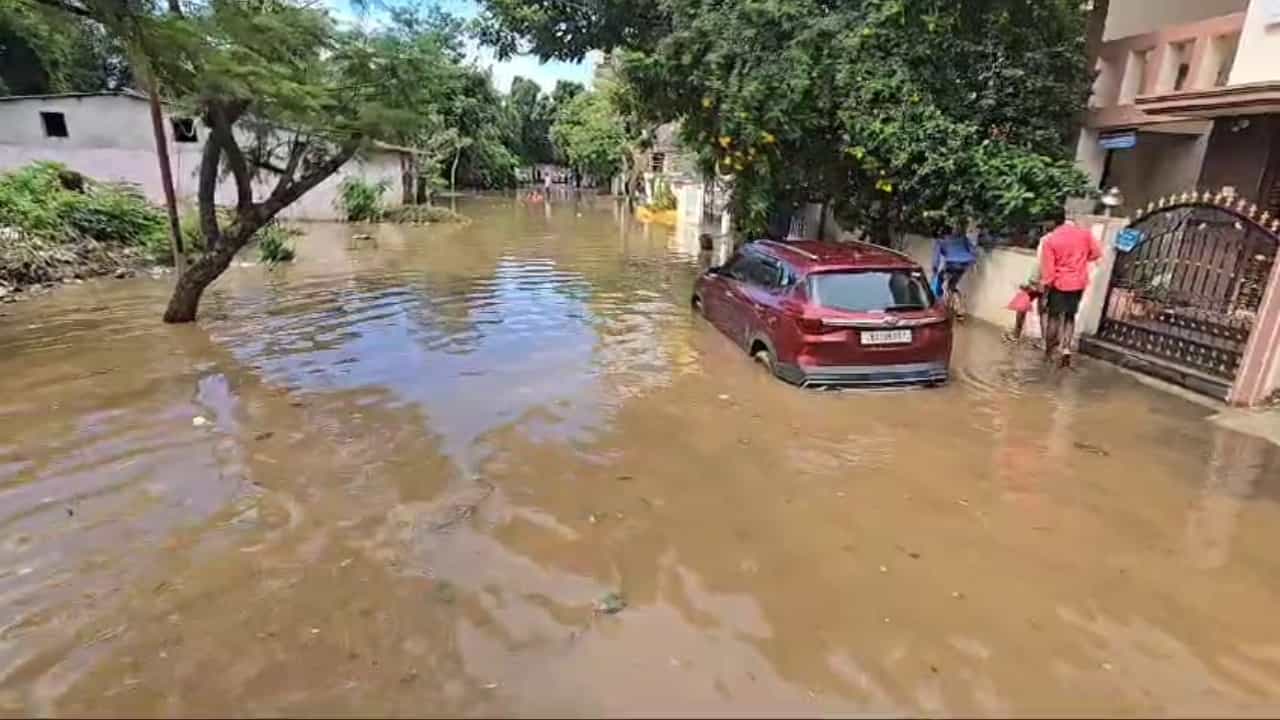 Bangalore Rains: ಬೆಂಗಳೂರಿನಲ್ಲಿ ಭಾರಿ ಮಳೆ, ಮರದ ಕೊಂಬೆ ಬಿದ್ದು 6 ಜನರಿಗೆ ಗಾಯ Bangalore Rains: ಬೆಂಗಳೂರಿನಲ್ಲಿ ಭಾರಿ ಮಳೆ, ಮರದ ಕೊಂಬೆ ಬಿದ್ದು 6 ಜನರಿಗೆ ಗಾಯ