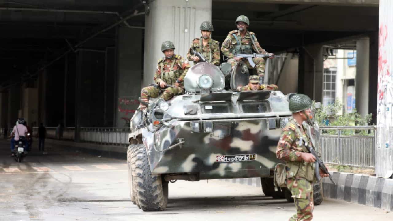 Bangladesh Violence: ಮಧ್ಯಂತರ ಸರ್ಕಾರ ರಚನೆ'; ಶೇಖ್ ಹಸೀನಾ ರಾಜೀನಾಮೆ ಬೆನ್ನಲ್ಲೇ ಬಾಂಗ್ಲಾದೇಶ ಸೇನಾ ಮುಖ್ಯಸ್ಥ ಘೋಷಣೆ Bangladesh Violence: ಮಧ್ಯಂತರ ಸರ್ಕಾರ ರಚನೆ'; ಶೇಖ್ ಹಸೀನಾ ರಾಜೀನಾಮೆ ಬೆನ್ನಲ್ಲೇ ಬಾಂಗ್ಲಾದೇಶ ಸೇನಾ ಮುಖ್ಯಸ್ಥ ಘೋಷಣೆ