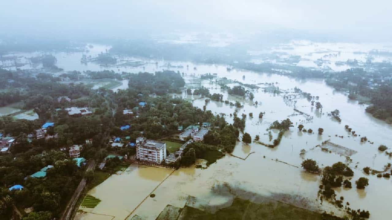 Bangladesh Floods: ಪ್ರವಾಹಕ್ಕೆ ಭಾರತವೇ ಕಾರಣವೆಂದ ಬಾಂಗ್ಲಾದೇಶ; ತಪ್ಪು ಮಾಹಿತಿ ಹರಡಬೇಡಿ ಎಂದು ಮೋದಿ ಸರ್ಕಾರ ಎಚ್ಚರಿಕೆ Bangladesh Floods: ಪ್ರವಾಹಕ್ಕೆ ಭಾರತವೇ ಕಾರಣವೆಂದ ಬಾಂಗ್ಲಾದೇಶ; ತಪ್ಪು ಮಾಹಿತಿ ಹರಡಬೇಡಿ ಎಂದು ಮೋದಿ ಸರ್ಕಾರ ಎಚ್ಚರಿಕೆ