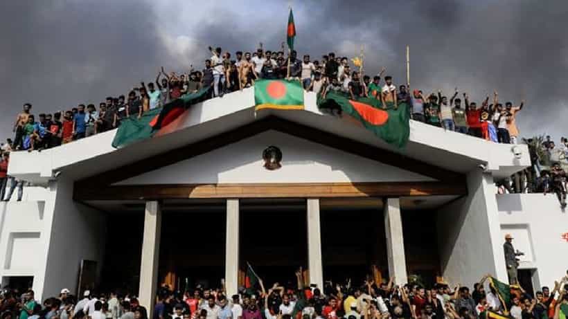 Bangladesh Crisis: ಬಾಂಗ್ಲಾದೇಶದ ಪ್ರಧಾನಿ ಬಂಗಲೆಗೆ ನುಗ್ಗಿ ಶೇಖ್ ಹಸೀನಾ ಸೀರೆ, ಚಿಕನ್, ಸೋಫಾ, ಸೂಟ್ಕೇಸ್ ಲೂಟಿ ಮಾಡಿದ ಜನರು