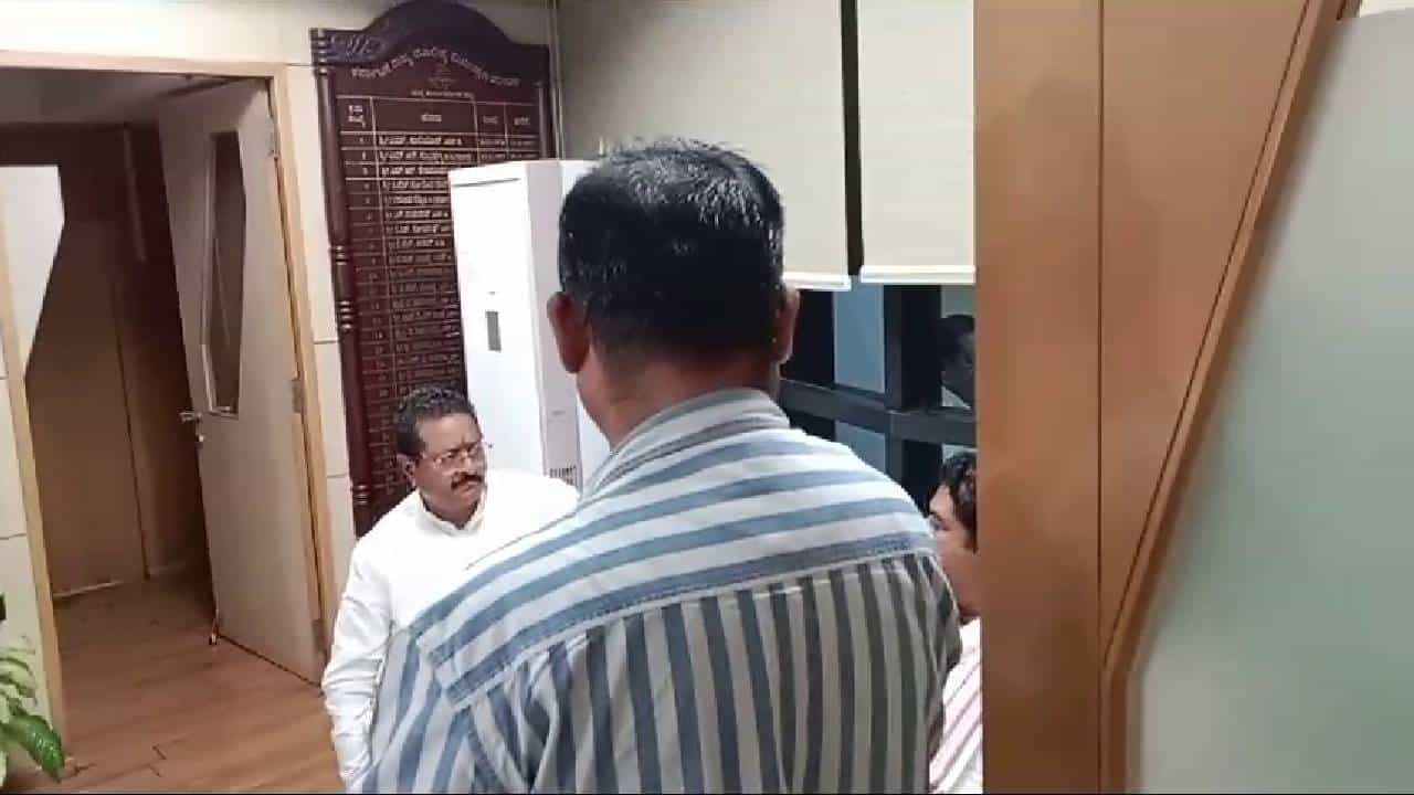 ಕೋರ್ಟ್ ಆದೇಶದ ನಂತರವೂ ಸಕ್ಕರೆ ಕಾರ್ಖಾನೆ ಪುನಾರಂಭಿಸಲು ಅನುಮತಿ ನೀಡದ ಪಿಸಿಬಿ: ಯತ್ನಾಳ್ ಧರಣಿ ಕೋರ್ಟ್ ಆದೇಶದ ನಂತರವೂ ಸಕ್ಕರೆ ಕಾರ್ಖಾನೆ ಪುನಾರಂಭಿಸಲು ಅನುಮತಿ ನೀಡದ ಪಿಸಿಬಿ: ಯತ್ನಾಳ್ ಧರಣಿ