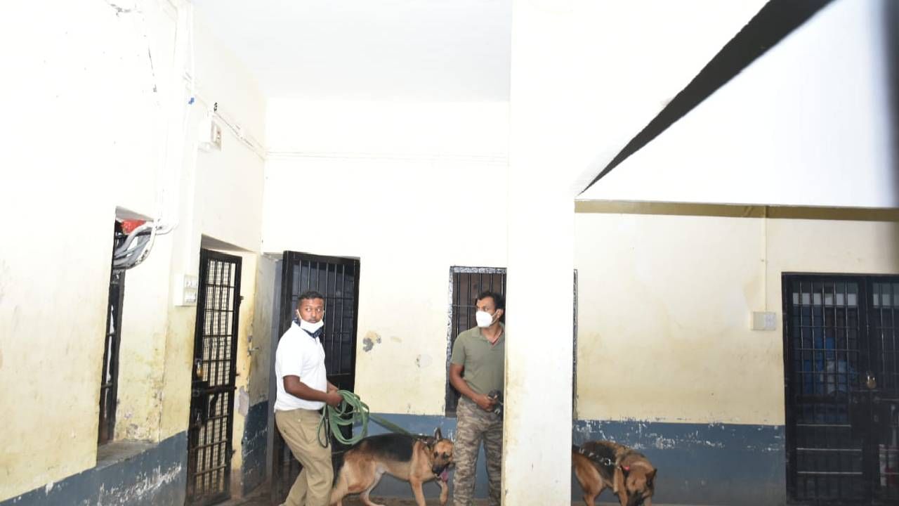 CCB Police Raid on Bengaluru Central Jail Parappana Agrahara, Bengaluru News in Kannada 