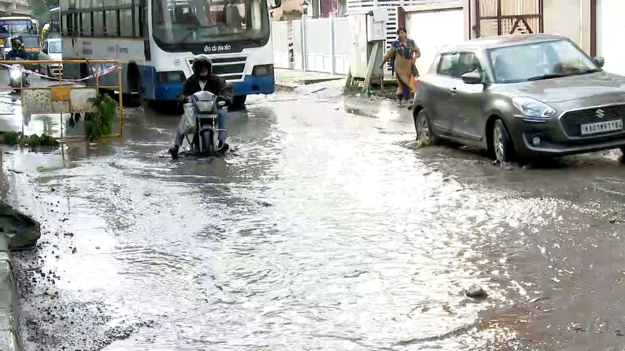 ಬೆಂಗಳೂರಿನ ನಾಗವಾರ-ಹೆಬ್ಬಾಳ ಸಂಪರ್ಕಿಸುವ ಹಿರಣ್ಯಪಾಳ್ಯ ಮುಖ್ತರಸ್ತೆಯಲ್ಲಿ ಗುಂಡಿಗಳು ವಿಪರೀತವಾಗಿವೆ. ನಿತ್ಯ ಈ ರಸ್ತೆಯಲ್ಲಿ ಸಾವಿರಾರು ವಾಹನಗಳು ಓಡಾಡುತ್ತವೆ. ರಸ್ತೆಯಲ್ಲೇ ದೊಡ್ಡ ಗುಂಡಿ ಬಿದ್ದು ಮಳೆ ನೀರು ತುಂಬಿದೆ. ಇದೆಲ್ಲಾ ಬಿಟ್ಟಿ ಭಾಗ್ಯದ ಪರಿಣಾಮ ಅನಿಸುತ್ತಿದೆ. ಪರಿಸ್ಥಿತಿ ತುಂಬಾ ಕೆಟ್ಟು ಹೋಗಿದೆ ಆಗಿದೆ ಎಂದು ವಾಹನ ಸವಾರರು ಆಕ್ರೋಶ ಹೊರಹಾಕಿದ್ದಾರೆ.