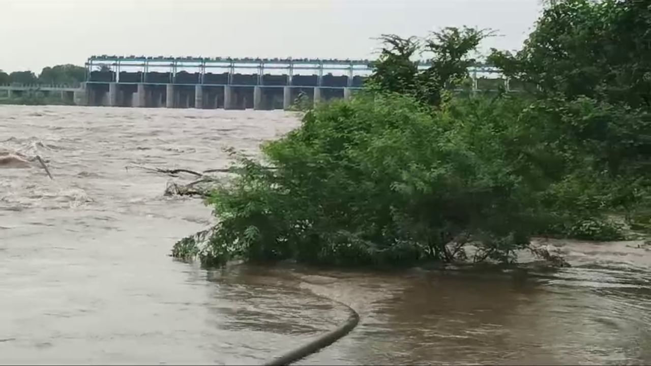 ಭೀಮಾನದಿಯಲ್ಲಿ ನೀರಿನ ಪ್ರಮಾಣ ಏರಿಕೆಯಾದ ಕಾರಣ ಕರ್ನಾಟಕ ಹಾಗೂ ಮಹಾರಾಷ್ಟ್ರದ ಸಮಾನಾಂತರದಲ್ಲಿರುವ 8 ಬಾಂದಾರ್ ಕಂ ಬ್ಯಾರೇಜ್​​ಗಳು ಮುಳುಗಡೆಯಾಗಿವೆ. ಕರ್ನಾಟಕದ ಗೋವಿಂದಪುರ-ಭಂಡಾರಕವಟೆ, ಉಮರಾಣಿ-ಲವಗಿ, ಚಣೆಗಾಂವ-ಬರೂರ, ಹಿಂಗಣಿ-ಆಳಗಿ  ಬ್ಯಾರೇಜ್ ಗಳು ಜಲಾವೃತಗೊಂಟಿವೆ.