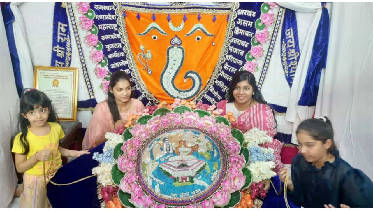 Raksha Bandhan in Indore khajrana temple: ದೇಶದೆಲ್ಲೆಡೆ ರಾಖಿ ಹಬ್ಬ ಶುರುವಾಗಿದೆ. ಅಕ್ಕ-ತಂಗಿಯರಿಗೆ ರಾಖಿ ಕಟ್ಟಲು ಸಹೋದರಿಯರು ತಯಾರಾಗುತ್ತಿದ್ದಾರೆ. ಆದರೆ ಹಿಂದೂಗಳ ಈ ಮಹತ್ವದ ಹಬ್ಬವನ್ನು ಆಚರಿಸಲು ಭಾರತೀಯರು ಮಾತ್ರ ಸಿದ್ಧರಿಲ್ಲ.. ನೇಪಾಳ, ಪಾಕಿಸ್ತಾನದಂತಹ ದೇಶಗಳ ಜನರೂ ಸಿದ್ಧರಾಗಿದ್ದಾರೆ. ಮಾರುಕಟ್ಟೆಯಲ್ಲಿ ವಿವಿಧ ರಾಖಿಗಳು ರಾರಾಜಿಸುತ್ತಿವೆ. ಈ ಮಧ್ಯೆ ಭಾರತದಲ್ಲಿ ಬಹಳ ದೊಡ್ಡ ರಾಖಿಯನ್ನು ಸಿದ್ಧಪಡಿಸಿದ್ದಾರೆ. ಗಣಪತಿ ದೇವರಿಗೆ ಈ ರಾಖಿ ಕಟ್ಟಲು ಸಜ್ಜಾಗುತ್ತಿದ್ದಾರೆ.