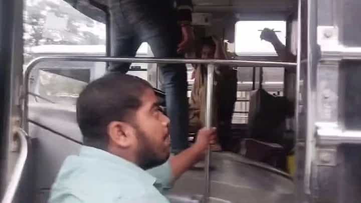 Video: ಮದ್ಯದ ಅಮಲಿನಲ್ಲಿ ಬಸ್ ಚಾಲಕನಿಗೆ ಮನಬಂದಂತೆ ಥಳಿಸಿದ ಯುವಕರು; ವಿಡಿಯೋ ವೈರಲ್ Video: ಮದ್ಯದ ಅಮಲಿನಲ್ಲಿ ಬಸ್ ಚಾಲಕನಿಗೆ ಮನಬಂದಂತೆ ಥಳಿಸಿದ ಯುವಕರು; ವಿಡಿಯೋ ವೈರಲ್