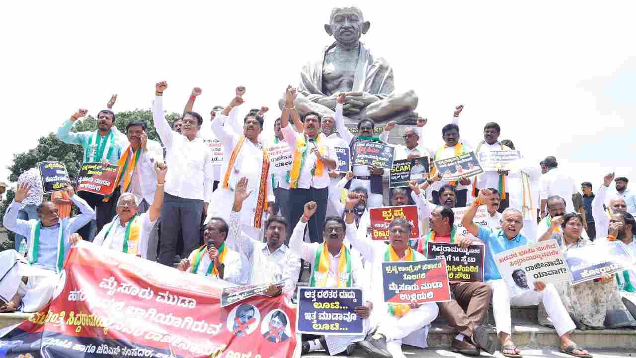 ಸಿಎಂ ರಾಜೀನಾಮೆಗೆ ಆಗ್ರಹಿಸಿ ಬಿಜೆಪಿ-ಜೆಡಿಎಸ್ ಪ್ರತಿಭಟನೆ; ಸಿದ್ದರಾಮಯ್ಯ ವಿರುದ್ಧ ಧಿಕ್ಕಾರ ಕೂಗಿ ಆಕ್ರೋಶ ಸಿಎಂ ರಾಜೀನಾಮೆಗೆ ಆಗ್ರಹಿಸಿ ಬಿಜೆಪಿ-ಜೆಡಿಎಸ್ ಪ್ರತಿಭಟನೆ; ಸಿದ್ದರಾಮಯ್ಯ ವಿರುದ್ಧ ಧಿಕ್ಕಾರ ಕೂಗಿ ಆಕ್ರೋಶ