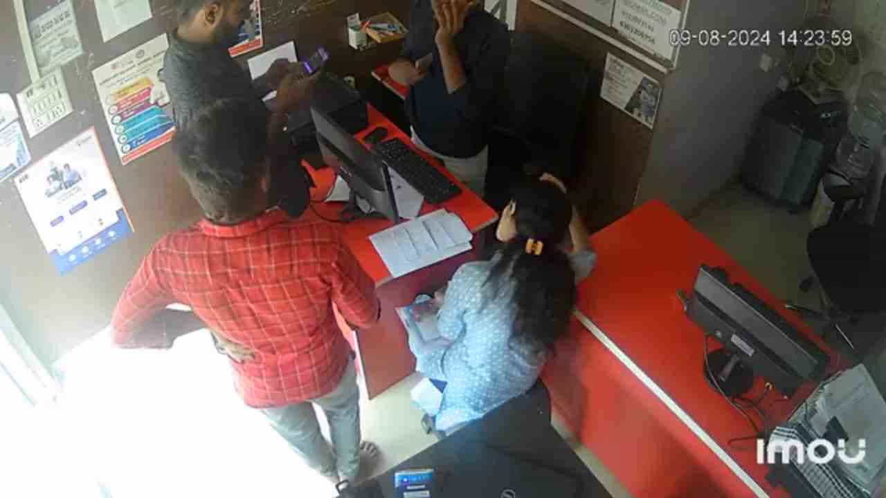 ಬೆಂಗಳೂರು: ಮೆಡಿಕಲ್ ಎಮರ್ಜೆನ್ಸಿ ಫೋನ್ ಪೇ ಮಾಡ್ತೀನಿ ಎಂದು ಹಣ ಪಡೆದು ಮೋಸ, ವಿಡಿಯೋ ಹಂಚಿಕೊಂಡ ಮಾಲೀಕ ಬೆಂಗಳೂರು: ಮೆಡಿಕಲ್ ಎಮರ್ಜೆನ್ಸಿ ಫೋನ್ ಪೇ ಮಾಡ್ತೀನಿ ಎಂದು ಹಣ ಪಡೆದು ಮೋಸ, ವಿಡಿಯೋ ಹಂಚಿಕೊಂಡ ಮಾಲೀಕ