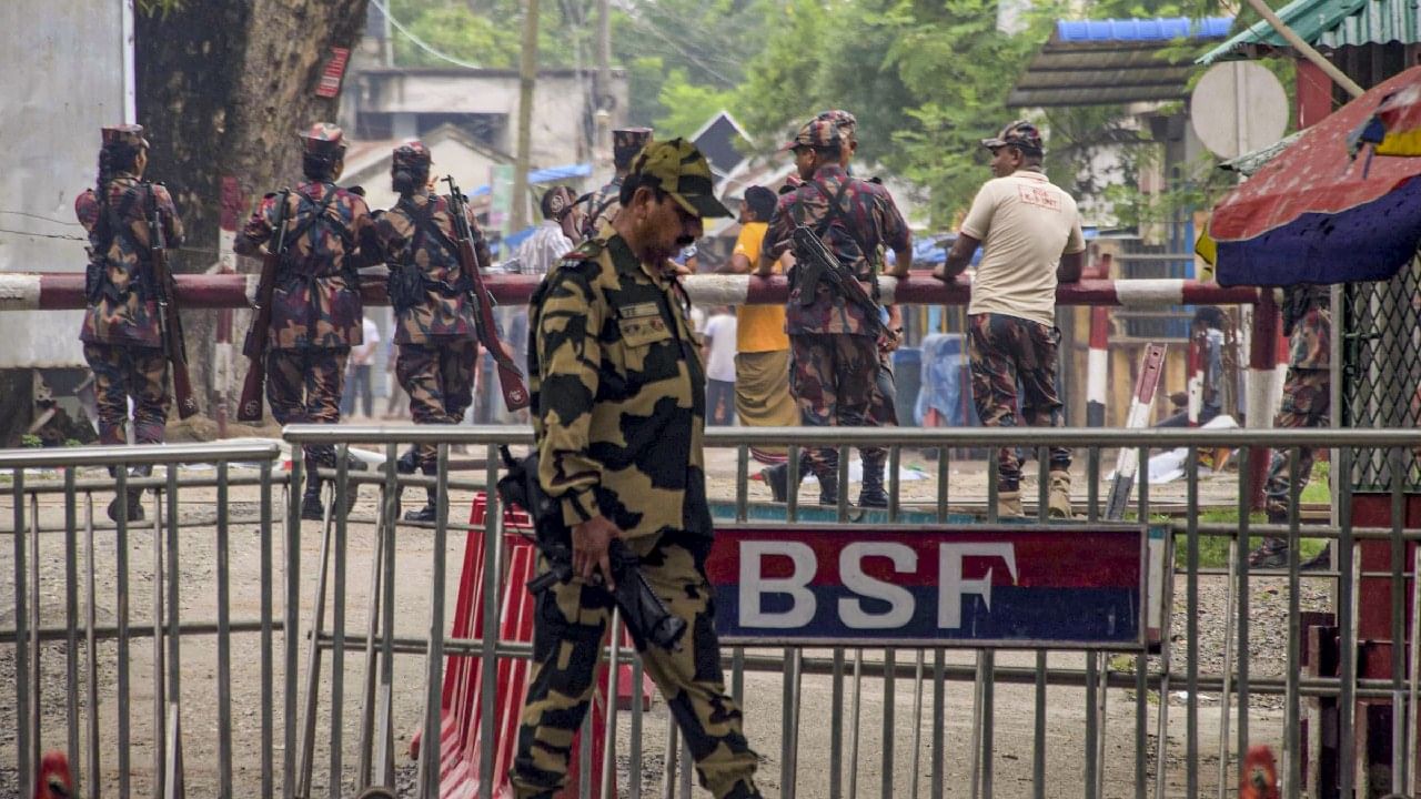 Bangladesh Crisis: ಮೇಘಾಲಯದ ಭಾರತ-ಬಾಂಗ್ಲಾದೇಶ ಗಡಿಯಲ್ಲಿ ಕರ್ಫ್ಯೂ ಜಾರಿ; ಬಿಎಸ್ಎಫ್ ಹೈ ಅಲರ್ಟ್ Bangladesh Crisis: ಮೇಘಾಲಯದ ಭಾರತ-ಬಾಂಗ್ಲಾದೇಶ ಗಡಿಯಲ್ಲಿ ಕರ್ಫ್ಯೂ ಜಾರಿ; ಬಿಎಸ್ಎಫ್ ಹೈ ಅಲರ್ಟ್