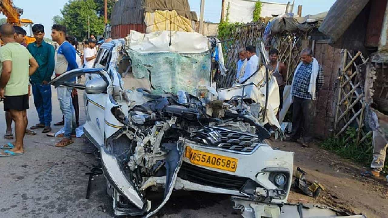 Etawah Accident: ಆಗ್ರಾ-ಕಾನ್ಪುರ ಹೆದ್ದಾರಿಯಲ್ಲಿ ನಿಂತಿದ್ದ ಟ್ರಕ್​ಗೆ ಕಾರು ಡಿಕ್ಕಿ, 4 ಮಂದಿ ಸಾವು