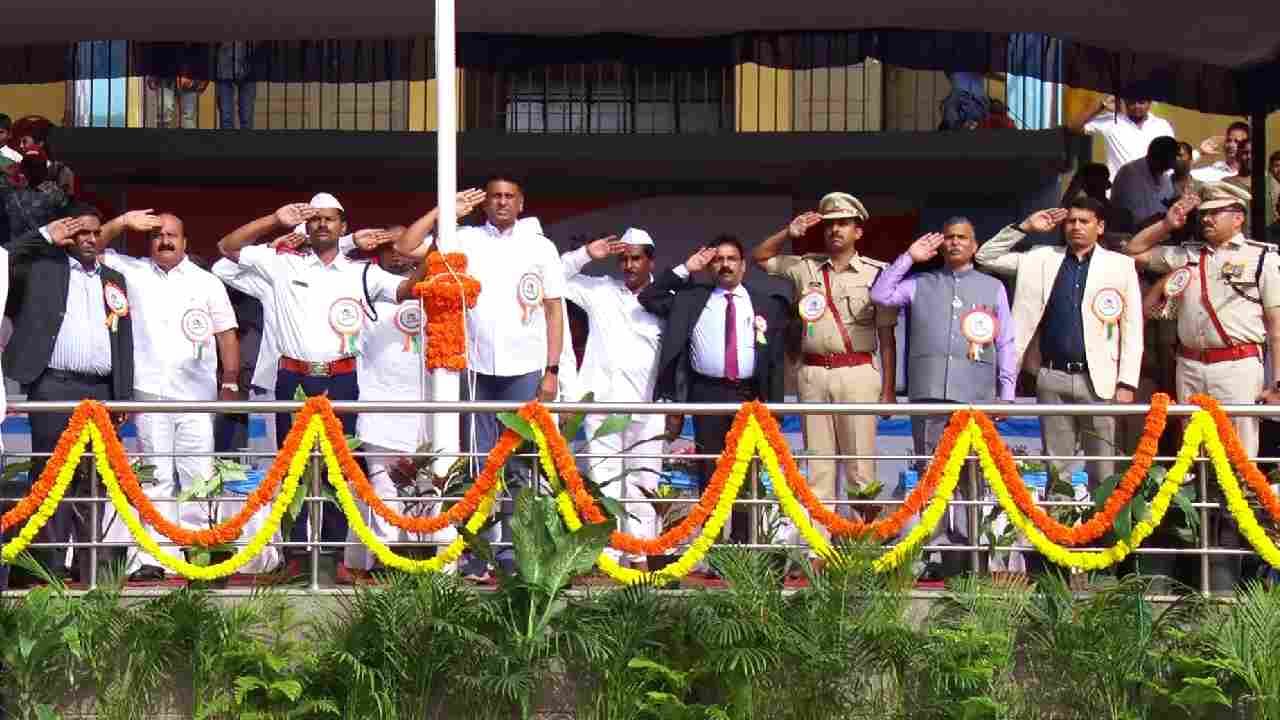 ಚಿಕ್ಕಬಳ್ಳಾಪುರ ನಗರದ ಸರ್ ಎಂ.ವಿಶ್ವೇಶ್ವರಯ್ಯ ಜಿಲ್ಲಾ ಕ್ರೀಡಾಂಗಣದಲ್ಲಿ ಉನ್ನತ ಶಿಕ್ಷಣ ಖಾತೆ ಹಾಗೂ ಚಿಕ್ಕಬಳ್ಳಾಪುರ ಜಿಲ್ಲಾ ಉಸ್ತುವಾರಿ ಸಚಿವ ಡಾ.ಎಂ.ಸಿ.ಸುಧಾಕರ್ ರಿಂದ 78 ಸ್ವಾತಂತ್ರ್ಯ ದಿನಾಚರಣೆಯ ಧ್ವಜಾರೋಹಣ ನೆರವೇರಿತು. ಸಚಿವರಿಗೆ ಪೊಲೀಸ್, ಗೃಹ ರಕ್ಷಕದಳ, ಅರಣ್ಯ ಇಲಾಖೆ ಸೇರಿದಂತೆ ವಿದ್ಯಾರ್ಥಿಗಳಿಂದ ಗೌರವ ವಂದನೆ ಸಲ್ಲಿಸಿದರು.