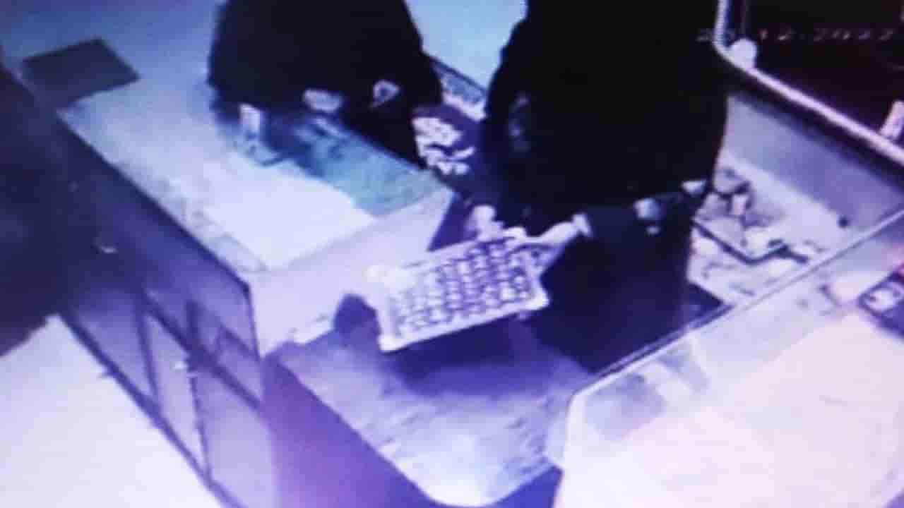 Viral: ಬುರ್ಕಾ ಧರಿಸಿ ಚಿನ್ನದ ಅಂಗಡಿಗೆ ಬಂದ ಇಬ್ಬರು ಮಹಿಳೆಯರು; 20 ಲಕ್ಷ ಮೌಲ್ಯದ ಚಿನ್ನಾಭರಣ ದೋಚಿ ಪರಾರಿ