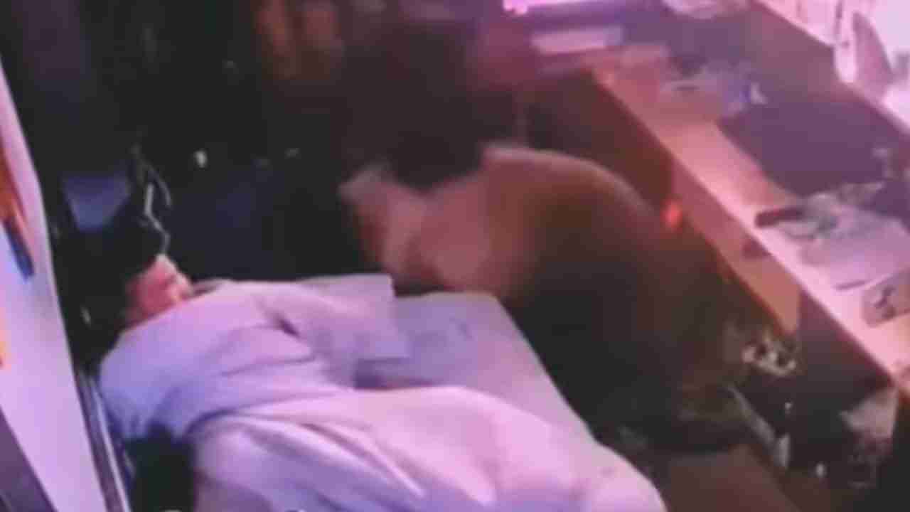 Viral Video: ಗಾಢ ನಿದ್ದೆಯಲ್ಲಿದ್ದ ಯುವಕನ ಮನೆಯೊಳಗೆ ನುಗ್ಗಿದ ಕರಡಿ; ಮುಂದೇನಾಯಿತು ನೋಡಿ