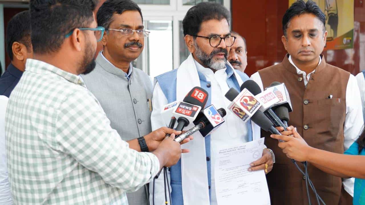 ಪ್ರಿಯಾಂಕ್ ಖರ್ಗೆಯನ್ನ ಸಚಿವ ಸಂಪುಟದಿಂದ ವಜಾ ಮಾಡಿ: ಛಲವಾದಿ ನಾರಾಯಣಸ್ವಾಮಿ ಪ್ರಿಯಾಂಕ್ ಖರ್ಗೆಯನ್ನ ಸಚಿವ ಸಂಪುಟದಿಂದ ವಜಾ ಮಾಡಿ: ಛಲವಾದಿ ನಾರಾಯಣಸ್ವಾಮಿ
