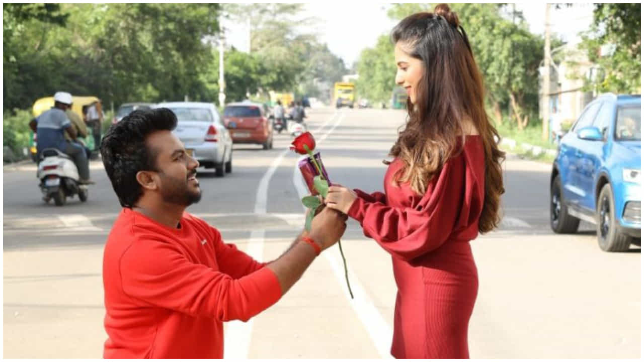 ಮುದ್ದು ರಾಕ್ಷಸಿ ನಿವೇದಿತಾ ಗೌಡ ಎದುರು ಮತ್ತೆ ಗುಲಾಬಿ ಹಿಡಿದ ಚಂದನ್ ಶೆಟ್ಟಿ ಮುದ್ದು ರಾಕ್ಷಸಿ ನಿವೇದಿತಾ ಗೌಡ ಎದುರು ಮತ್ತೆ ಗುಲಾಬಿ ಹಿಡಿದ ಚಂದನ್ ಶೆಟ್ಟಿ