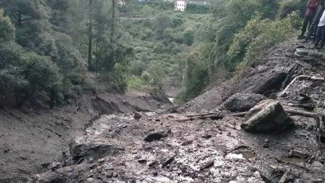 Himachal Pradesh Cloudburst: ಹಿಮಾಚಲದಲ್ಲಿ ಮೇಘಸ್ಫೋಟದಿಂದ 58 ರಸ್ತೆಗಳು ಬಂದ್; ಆಗಸ್ಟ್ 20ರವರೆಗೆ ಭಾರೀ ಮಳೆ Himachal Pradesh Cloudburst: ಹಿಮಾಚಲದಲ್ಲಿ ಮೇಘಸ್ಫೋಟದಿಂದ 58 ರಸ್ತೆಗಳು ಬಂದ್; ಆಗಸ್ಟ್ 20ರವರೆಗೆ ಭಾರೀ ಮಳೆ
