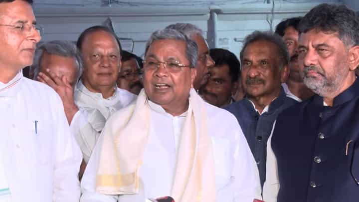 ಸಿಎಂ ಕುರ್ಚಿ ಖಾಲಿ ಇಲ್ಲ: ನಾನೇ ಮುಂದುವರಿಯುತ್ತೇನೆ, ಸಿದ್ದರಾಮಯ್ಯ ಸ್ಪಷ್ಟನೆ ಸಿಎಂ ಕುರ್ಚಿ ಖಾಲಿ ಇಲ್ಲ: ನಾನೇ ಮುಂದುವರಿಯುತ್ತೇನೆ, ಸಿದ್ದರಾಮಯ್ಯ ಸ್ಪಷ್ಟನೆ