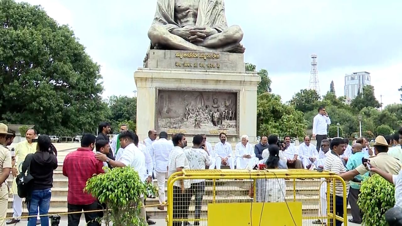 ಮುಡಾ ವಿರುದ್ಧದ ರಾಜ್ಯಪಾಲರು ಪ್ರಾಸಿಕ್ಯೂಷನ್ ಅನುಮತಿ ನೀಡಿದ ನಂತರ ಅದನ್ನು ಸಿಎಂ ಸಿದ್ದರಾಮಯ್ಯ ಮಾತ್ರವಲ್ಲದೇ ಕಾಂಗ್ರೆಸ್ ಪಕ್ಷ ಸಹ ಗಂಭೀರವಾಗಿ ಪರಿಗಣಿಸಿದೆ. ಬಿಜೆಪಿ ಸಿಎಂ ವಿರುದ್ಧದ ಪ್ರಕರಣಕ್ಕೆ ರಾಜೀನಾಮೆ ಕೇಳುತ್ತಿದ್ದರೆ, ಕಾಂಗ್ರೆಸ್ ಸಹ ತನ್ನದೇ ಕಾರ್ಯತಂತ್ರ ಮುಂದುವರೆಸಿದೆ. ವಿಪಕ್ಷ ಬಿಜೆಪಿಯನ್ನ ಕಟ್ಟಿಹಾಕಲು ಕೋವಿಡ್ ವೇಳೆ ನಡೆದ ಹಗರಣ, ಬಿಟ್ ಕಾಯಿನ್, ಮಾಜಿ ಮುಖ್ಯಮಂತ್ರಿ ಯಡಿಯೂರಪ್ಪ ವಿರುದ್ಧದ ಪೋಕ್ಸೊ ಕಾಯ್ದೆಯನ್ನ ಪ್ರಬಲ ಅಸ್ತ್ರವಾಗಿ ಬಳಕೆ ಮಾಡಿಕೊಳ್ಳಲು ಮುಂದಾಗಿದೆ. ಮುಡಾ ಪ್ರಕರಣ ಬೆನ್ನಲ್ಲೇ ಈ ಸಮಯದಲ್ಲಿ ಬಿಜೆಪಿ ವಿರುದ್ಧ ಸಮರ ಸಾರೋದಕ್ಕೆ ಇದು ಅನಿವಾರ್ಯ ಸಹ ಎದುರಾಗಿದೆ. 