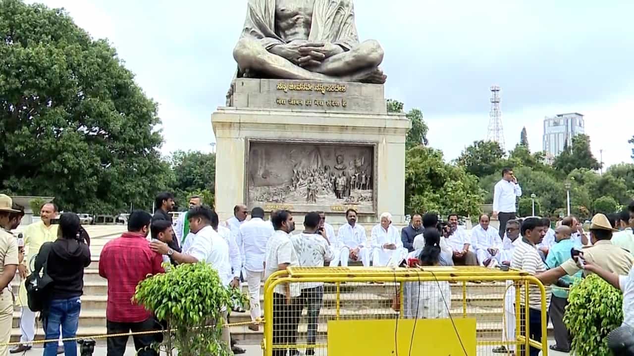 ಮುಡಾ ವಿರುದ್ಧದ ರಾಜ್ಯಪಾಲರು ಪ್ರಾಸಿಕ್ಯೂಷನ್ ಅನುಮತಿ ನೀಡಿದ ನಂತರ ಅದನ್ನು ಸಿಎಂ ಸಿದ್ದರಾಮಯ್ಯ ಮಾತ್ರವಲ್ಲದೇ ಕಾಂಗ್ರೆಸ್ ಪಕ್ಷ ಸಹ ಗಂಭೀರವಾಗಿ ಪರಿಗಣಿಸಿದೆ. ಬಿಜೆಪಿ ಸಿಎಂ ವಿರುದ್ಧದ ಪ್ರಕರಣಕ್ಕೆ ರಾಜೀನಾಮೆ ಕೇಳುತ್ತಿದ್ದರೆ, ಕಾಂಗ್ರೆಸ್ ಸಹ ತನ್ನದೇ ಕಾರ್ಯತಂತ್ರ ಮುಂದುವರೆಸಿದೆ. ವಿಪಕ್ಷ ಬಿಜೆಪಿಯನ್ನ ಕಟ್ಟಿಹಾಕಲು ಕೋವಿಡ್ ವೇಳೆ ನಡೆದ ಹಗರಣ, ಬಿಟ್ ಕಾಯಿನ್, ಮಾಜಿ ಮುಖ್ಯಮಂತ್ರಿ ಯಡಿಯೂರಪ್ಪ ವಿರುದ್ಧದ ಪೋಕ್ಸೊ ಕಾಯ್ದೆಯನ್ನ ಪ್ರಬಲ ಅಸ್ತ್ರವಾಗಿ ಬಳಕೆ ಮಾಡಿಕೊಳ್ಳಲು ಮುಂದಾಗಿದೆ. ಮುಡಾ ಪ್ರಕರಣ ಬೆನ್ನಲ್ಲೇ ಈ ಸಮಯದಲ್ಲಿ ಬಿಜೆಪಿ ವಿರುದ್ಧ ಸಮರ ಸಾರೋದಕ್ಕೆ ಇದು ಅನಿವಾರ್ಯ ಸಹ ಎದುರಾಗಿದೆ.