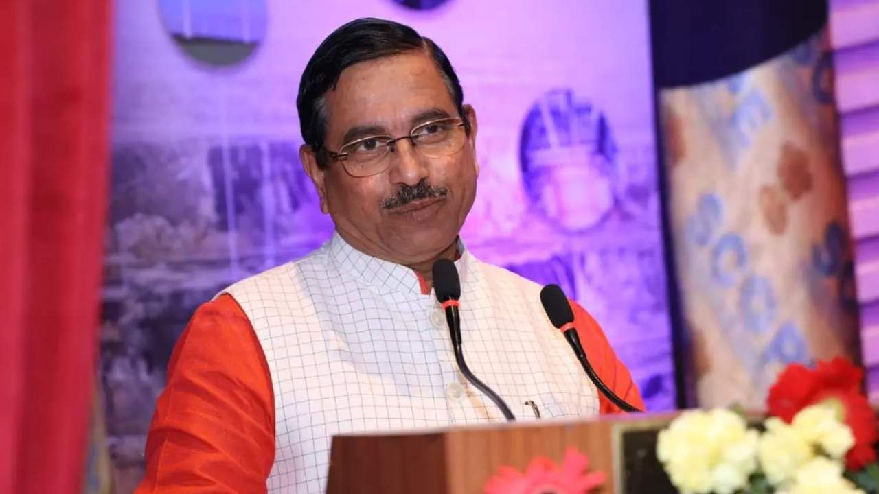 ಕಾಂಗ್ರೆಸ್ ಪಕ್ಷ ನಡೆಸಿದ್ದು ಜನಾಂದೋಲನ ಅಲ್ಲ ಧನಾಂದೋಲನ: ಪ್ರಲ್ಹಾದ್ ಜೋಶಿ ವಾಗ್ದಾಳಿ ಕಾಂಗ್ರೆಸ್ ಪಕ್ಷ ನಡೆಸಿದ್ದು ಜನಾಂದೋಲನ ಅಲ್ಲ ಧನಾಂದೋಲನ: ಪ್ರಲ್ಹಾದ್ ಜೋಶಿ ವಾಗ್ದಾಳಿ