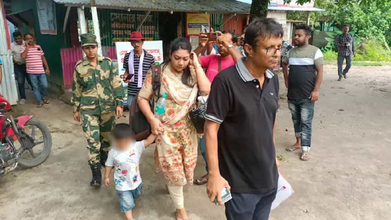 ನಕಲಿ ಗುರುತಿನ ಚೀಟಿ ತೋರಿಸಿ ಭಾರತಕ್ಕೆ ಬರಲು ಯತ್ನಿಸುತ್ತಿದ್ದ ಬಾಂಗ್ಲಾ ದಂಪತಿಯ ಬಂಧನ ನಕಲಿ ಗುರುತಿನ ಚೀಟಿ ತೋರಿಸಿ ಭಾರತಕ್ಕೆ ಬರಲು ಯತ್ನಿಸುತ್ತಿದ್ದ ಬಾಂಗ್ಲಾ ದಂಪತಿಯ ಬಂಧನ