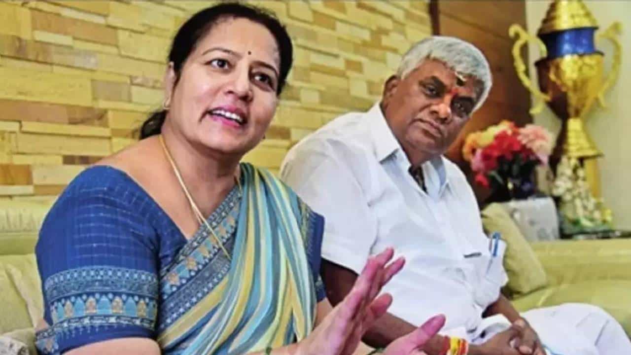 ಕಿಡ್ನ್ಯಾಪ್ ಕೇಸ್: ರೇವಣ್ಣ, ಭವಾನಿ ಸೇರಿ 9 ಆರೋಪಿಗಳಿಗೆ ಸಮನ್ಸ್, ಖುದ್ದು ಹಾಜರಿಗೆ ಸೂಚನೆ ಕಿಡ್ನ್ಯಾಪ್ ಕೇಸ್: ರೇವಣ್ಣ, ಭವಾನಿ ಸೇರಿ 9 ಆರೋಪಿಗಳಿಗೆ ಸಮನ್ಸ್, ಖುದ್ದು ಹಾಜರಿಗೆ ಸೂಚನೆ