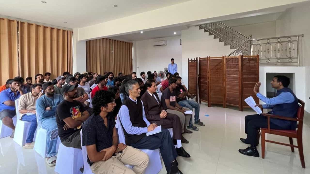 ಲಾವೋಸ್ನ ಸೈಬರ್ ಹಗರಣ ಕೇಂದ್ರಗಳಿಂದ 47 ಭಾರತೀಯರ ರಕ್ಷಣೆ ; 'ನಕಲಿ ಉದ್ಯೋಗ ಆಫರ್' ವಿರುದ್ಧ ರಾಯಭಾರ ಕಚೇರಿ ಎಚ್ಚರಿಕೆ ಲಾವೋಸ್ನ ಸೈಬರ್ ಹಗರಣ ಕೇಂದ್ರಗಳಿಂದ 47 ಭಾರತೀಯರ ರಕ್ಷಣೆ ; 'ನಕಲಿ ಉದ್ಯೋಗ ಆಫರ್' ವಿರುದ್ಧ ರಾಯಭಾರ ಕಚೇರಿ ಎಚ್ಚರಿಕೆ