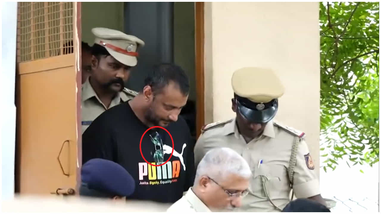ದರ್ಶನ್ಗೆ ಕೂಲಿಂಗ್ ಗ್ಲಾಸ್ ಧರಿಸಲು ಅನುಮತಿ ನೀಡಿದ ಭದ್ರತಾ ಸಿಬ್ಬಂದಿ ವಿರುದ್ಧ ಕ್ರಮಕ್ಕೆ ಡಿಐಜಿ ಪತ್ರ ದರ್ಶನ್ಗೆ ಕೂಲಿಂಗ್ ಗ್ಲಾಸ್ ಧರಿಸಲು ಅನುಮತಿ ನೀಡಿದ ಭದ್ರತಾ ಸಿಬ್ಬಂದಿ ವಿರುದ್ಧ ಕ್ರಮಕ್ಕೆ ಡಿಐಜಿ ಪತ್ರ
