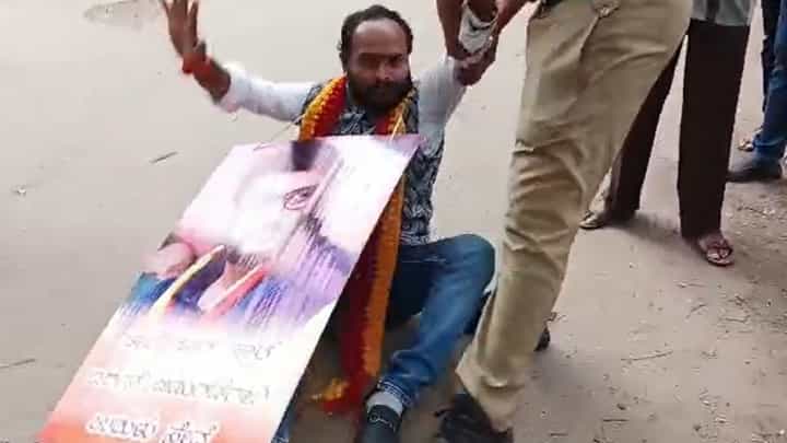 ಕೊಲೆ ಆರೋಪಿ ದರ್ಶನ್ ಅನ್ನು ಬಿಡುಗಡೆ ಮಾಡಿರೆಂದು ಅಭಿಮಾನಿಯ ಹುಚ್ಚಾಟ ಕೊಲೆ ಆರೋಪಿ ದರ್ಶನ್ ಅನ್ನು ಬಿಡುಗಡೆ ಮಾಡಿರೆಂದು ಅಭಿಮಾನಿಯ ಹುಚ್ಚಾಟ