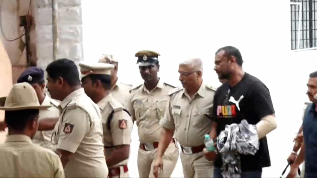 ಬಳ್ಳಾರಿ ಜೈಲಿನಲ್ಲಿ ದರ್ಶನ್, ಪಾಲಿಸಬೇಕು ಕಠಿಣ ನಿಯಮ ಬಳ್ಳಾರಿ ಜೈಲಿನಲ್ಲಿ ದರ್ಶನ್, ಪಾಲಿಸಬೇಕು ಕಠಿಣ ನಿಯಮ