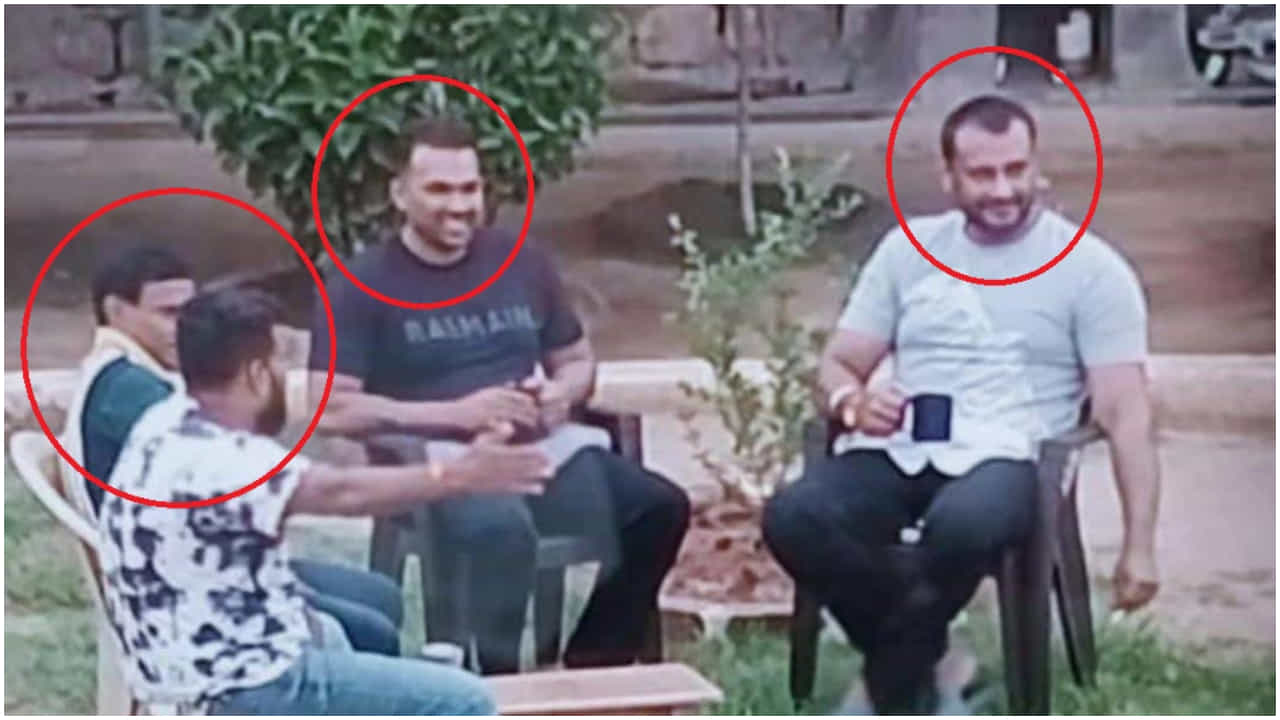 ಜೈಲಲ್ಲಿ ರೌಡಿಶೀಟರ್ ಸ್ನೇಹ ಬೆಳೆಸಿದ ದರ್ಶನ್: ವೈರಲ್ ಫೋಟೋದಲ್ಲಿ ಇರುವ ನಾಗ ಯಾರು? ಜೈಲಲ್ಲಿ ರೌಡಿಶೀಟರ್ ಸ್ನೇಹ ಬೆಳೆಸಿದ ದರ್ಶನ್: ವೈರಲ್ ಫೋಟೋದಲ್ಲಿ ಇರುವ ನಾಗ ಯಾರು?