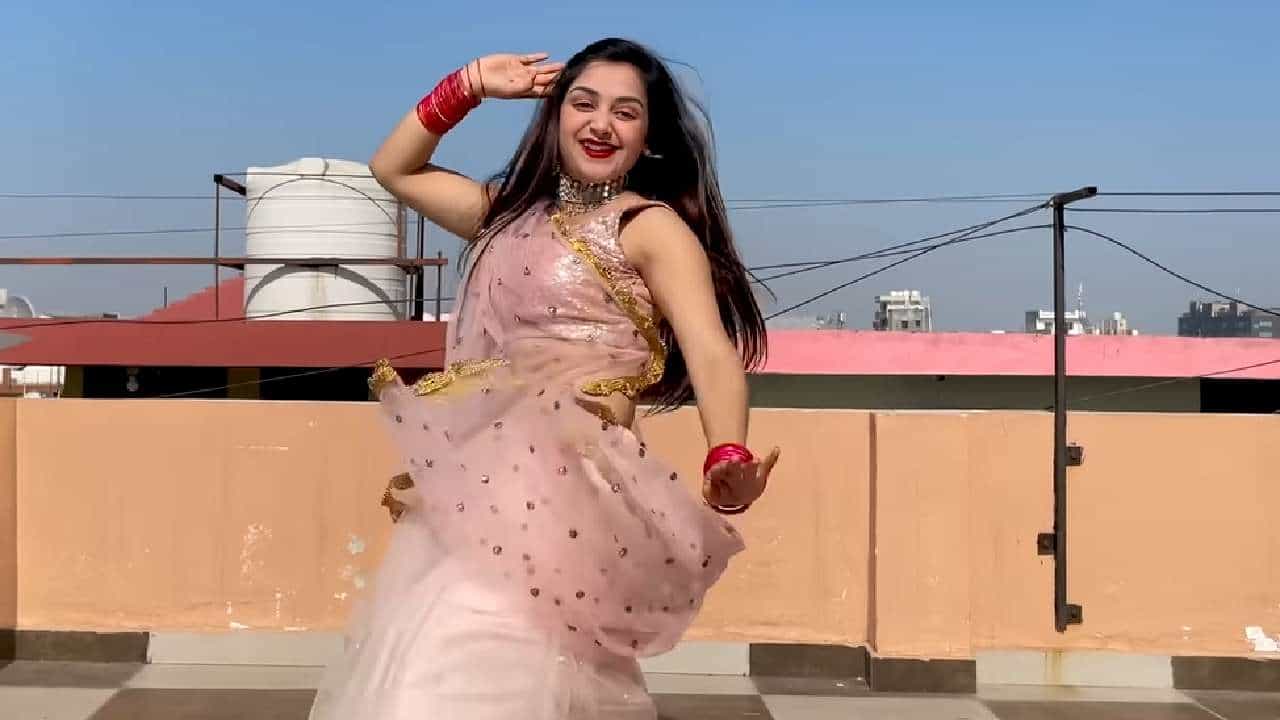 Desi Video: ಹರ್ಯಾನ್ವಿ ಹಾಡಿಗೆ ಸಖತ್ ಸ್ಟೆಪ್ ಹಾಕಿದ ಯುವತಿ; 1ಕೋಟಿಗೂ ಅಧಿಕ ವೀಕ್ಷಣೆ ಪಡೆದ ವಿಡಿಯೋ Desi Video: ಹರ್ಯಾನ್ವಿ ಹಾಡಿಗೆ ಸಖತ್ ಸ್ಟೆಪ್ ಹಾಕಿದ ಯುವತಿ; 1ಕೋಟಿಗೂ ಅಧಿಕ ವೀಕ್ಷಣೆ ಪಡೆದ ವಿಡಿಯೋ