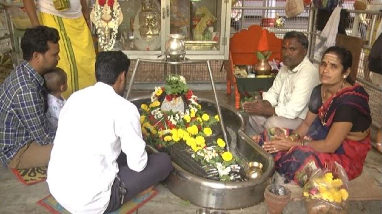 ಗುಹೆಯಲ್ಲಿರುವ ಶಿವಲಿಂಗದ ಮೂಲಕವೂ ನೀರು ಹರಿದು ಬರುವುದು ಕೂಡ ಇಲ್ಲಿನ ವಿಶೇಷವಾಗಿದೆ. ಇಲ್ಲಿನ ನೀರಿನ ಝರಿ ದಿನದ 24 ಗಂಟೆಯೂ ನೀರು ಧುಮ್ಮಿಕ್ಕುತ್ತದೆ. ಇಲ್ಲಿ ಬೆಟ್ಟದ ಅಂಚಿನಿಂದ ಬರುವ ನೀರು ನಂದಿ ಬಾಯಿಯಿಂದ ಕಿರು ಕಲ್ಯಾಣಿಗೆ ಬಂದು ಬೀಳುತ್ತದೆ. ನೀರಿನ ಹರಿವು ಸದಾ ಒಂದೇ ಸಮನಾಗಿರುತ್ತದೆ. ಶುದ್ಧ ಕುಡಿಯುವ ನೀರಿನ ಘಟಕಗಳು ಇರದ ಕಾಲದಲ್ಲಿ ಜನರು ಇಲ್ಲಿಗೆ ಬಂದು ನೀರು ತುಂಬಿಕೊಂಡು ಹೋಗುತ್ತಿದ್ದರು.