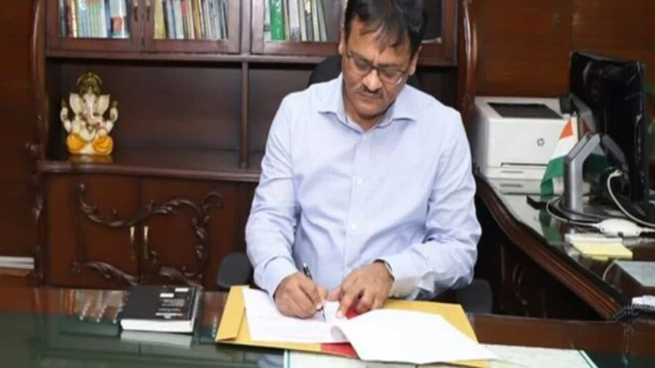 ದೆಹಲಿಯ ನೂತನ ಮುಖ್ಯ ಕಾರ್ಯದರ್ಶಿಯಾಗಿ ಐಎಎಸ್ ಅಧಿಕಾರಿ ಧರ್ಮೇಂದ್ರ ನೇಮಕ ದೆಹಲಿಯ ನೂತನ ಮುಖ್ಯ ಕಾರ್ಯದರ್ಶಿಯಾಗಿ ಐಎಎಸ್ ಅಧಿಕಾರಿ ಧರ್ಮೇಂದ್ರ ನೇಮಕ