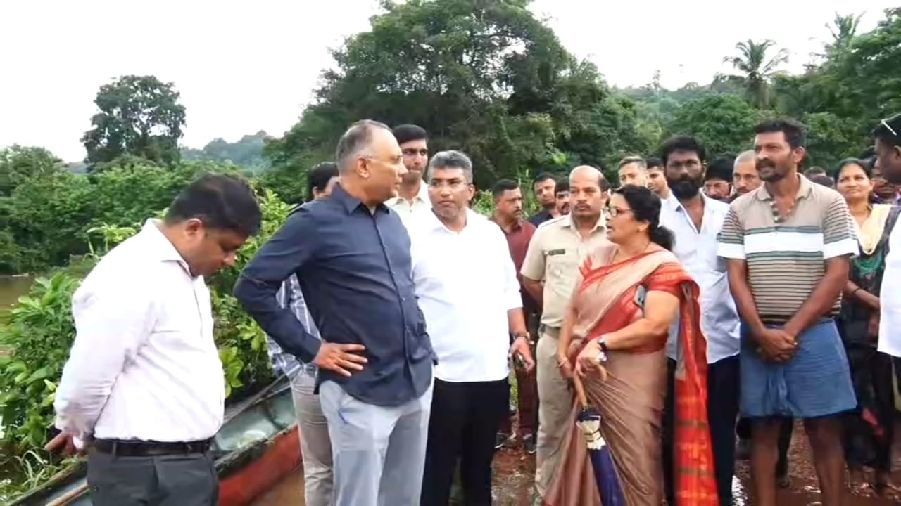 Misniter Dinesh Gundu Rao visited Mangaluru flood hit areas, praised DC Mullai Mugilan