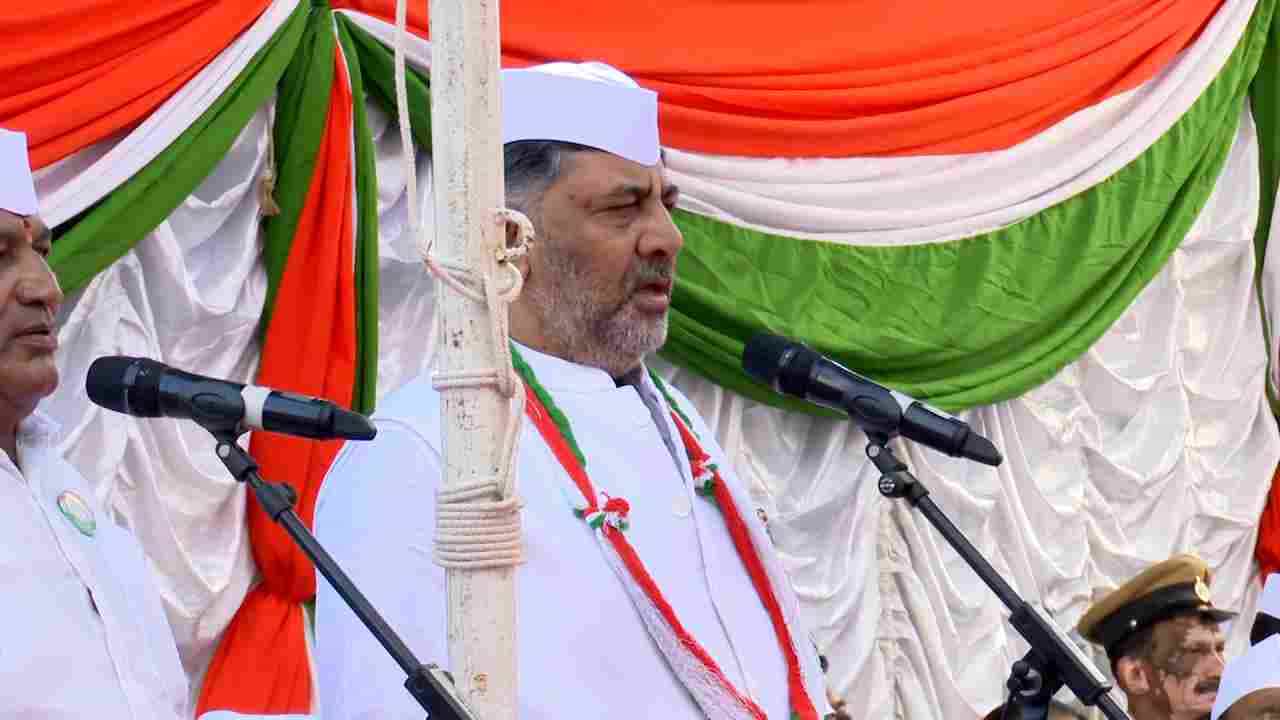 ಡಿಸಿಎಂ ಡಿ.ಕೆ.ಶಿವಕುಮಾರ್ ಚನ್ನಪಟ್ಟಣದಲ್ಲಿ ಧ್ವಜಾರೋಹಣ ನೆರವೇರಿಸಿದ್ದಾರೆ. ಅಲ್ಲಿನ ಸರ್ಕಾರಿ ಬಾಲಕರ ಪದವಿ ಕಾಲೇಜು ಆವರಣದಲ್ಲಿ ಇದೇ ಮೊದಲ ಬಾರಿಗೆ ಧ್ವಜಾರೋಹಣ ಮಾಡಿದ್ದಾರೆ.