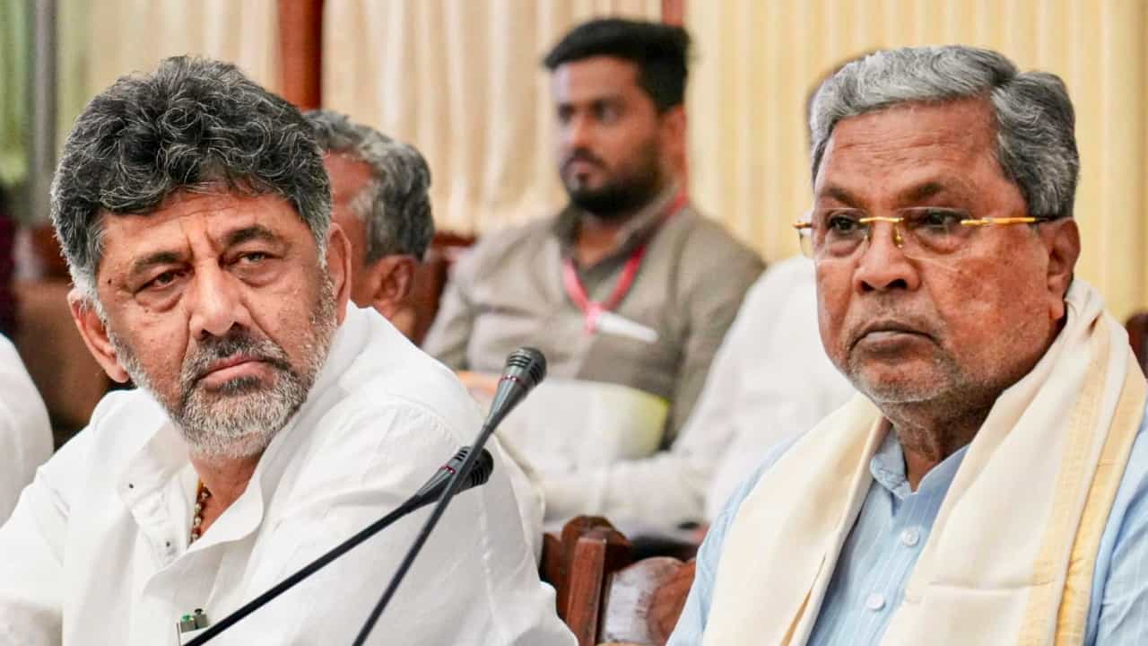 ಸಿದ್ದರಾಮಯ್ಯಗೆ ಹೈಕಮಾಂಡ್ ಬೆಂಬಲ ನೀಡಿದ್ದರೂ ಮುಂದಿದೆ ಬದಲಾವಣೆ? ಕಾಂಗ್ರೆಸ್ ಉನ್ನತ ಮೂಲಗಳಿಂದ ಸುಳಿವು ಸಿದ್ದರಾಮಯ್ಯಗೆ ಹೈಕಮಾಂಡ್ ಬೆಂಬಲ ನೀಡಿದ್ದರೂ ಮುಂದಿದೆ ಬದಲಾವಣೆ? ಕಾಂಗ್ರೆಸ್ ಉನ್ನತ ಮೂಲಗಳಿಂದ ಸುಳಿವು