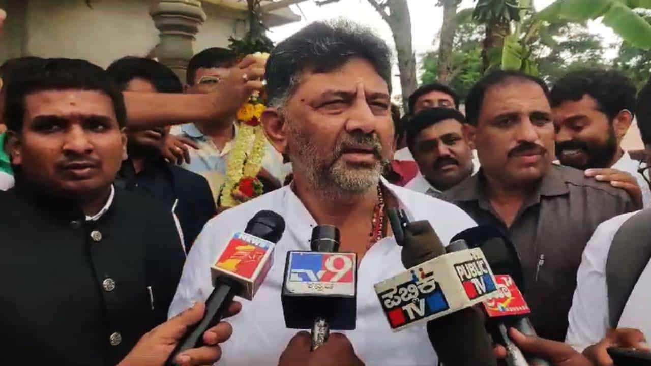 ಚನ್ನಪಟ್ಟಣ ಬೈ ಎಲೆಕ್ಷನ್ಗೆ ನಾನೇ ಅಭ್ಯರ್ಥಿ; ಡಿಕೆ ಶಿವಕುಮಾರ್ ಸ್ಪೋಟಕ ಹೇಳಿಕೆ ಚನ್ನಪಟ್ಟಣ ಬೈ ಎಲೆಕ್ಷನ್ಗೆ ನಾನೇ ಅಭ್ಯರ್ಥಿ; ಡಿಕೆ ಶಿವಕುಮಾರ್ ಸ್ಪೋಟಕ ಹೇಳಿಕೆ