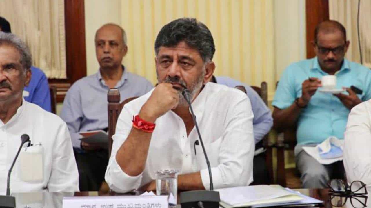 ಸಿಎಂಗೆ ನೀಡಿದ ಶೋಕಾಸ್ ನೋಟಿಸ್ ಹಿಂಪಡೆಯುವಂತೆ ರಾಜ್ಯಪಾಲರಿಗೆ ಸಲಹೆ ನೀಡದ ಸಚಿವರು ಸಿಎಂಗೆ ನೀಡಿದ ಶೋಕಾಸ್ ನೋಟಿಸ್ ಹಿಂಪಡೆಯುವಂತೆ ರಾಜ್ಯಪಾಲರಿಗೆ ಸಲಹೆ ನೀಡದ ಸಚಿವರು