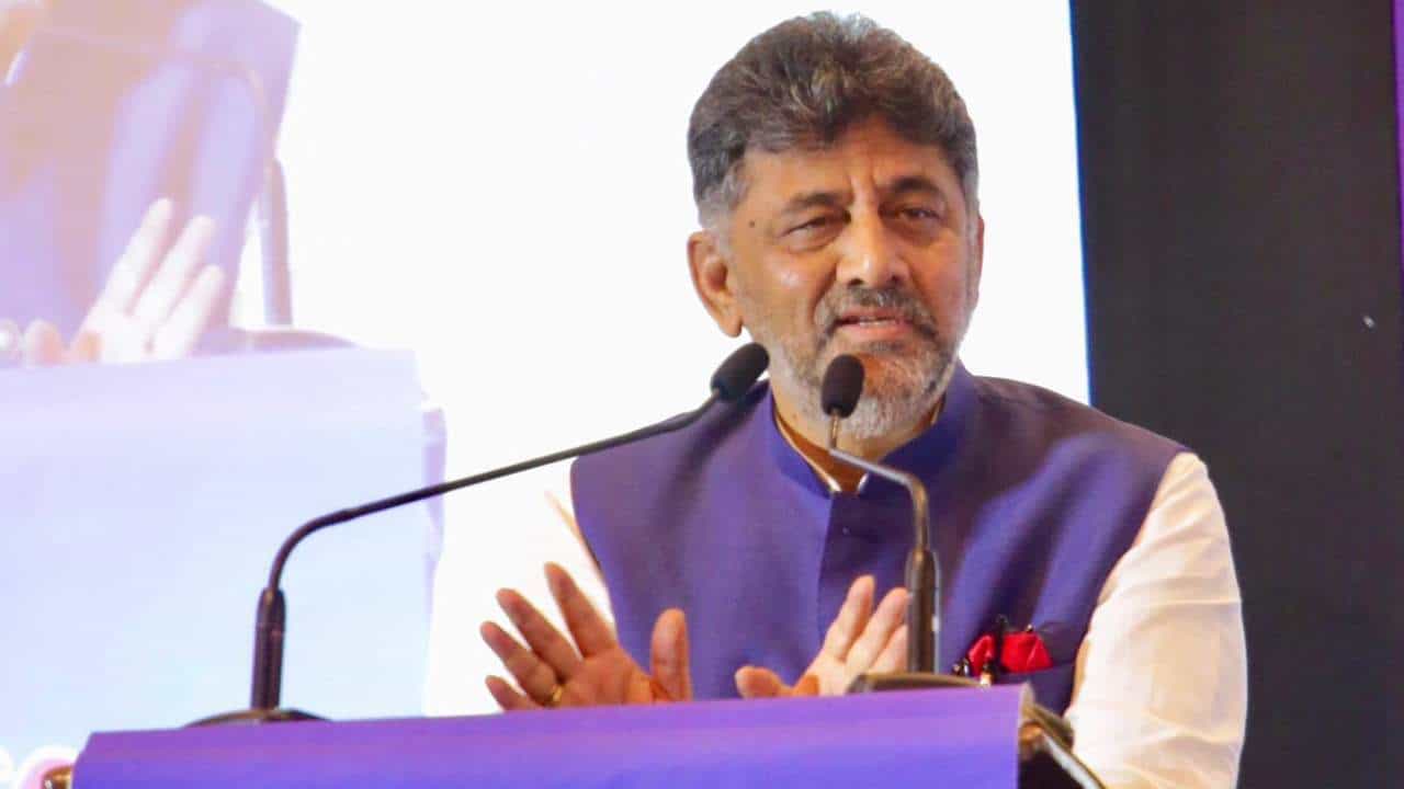 ನಮ್ಮ ಸರ್ಕಾರ ಅಲ್ಲಾಡಿಸಲು ಸಾಧ್ಯವಿಲ್ಲ, ಅದು ನಿಮ್ಮ ಭ್ರಮೆ, ತಿರುಕನ ಕನಸು: ಡಿಕೆ ಶಿವಕುಮಾರ್ ನಮ್ಮ ಸರ್ಕಾರ ಅಲ್ಲಾಡಿಸಲು ಸಾಧ್ಯವಿಲ್ಲ, ಅದು ನಿಮ್ಮ ಭ್ರಮೆ, ತಿರುಕನ ಕನಸು: ಡಿಕೆ ಶಿವಕುಮಾರ್