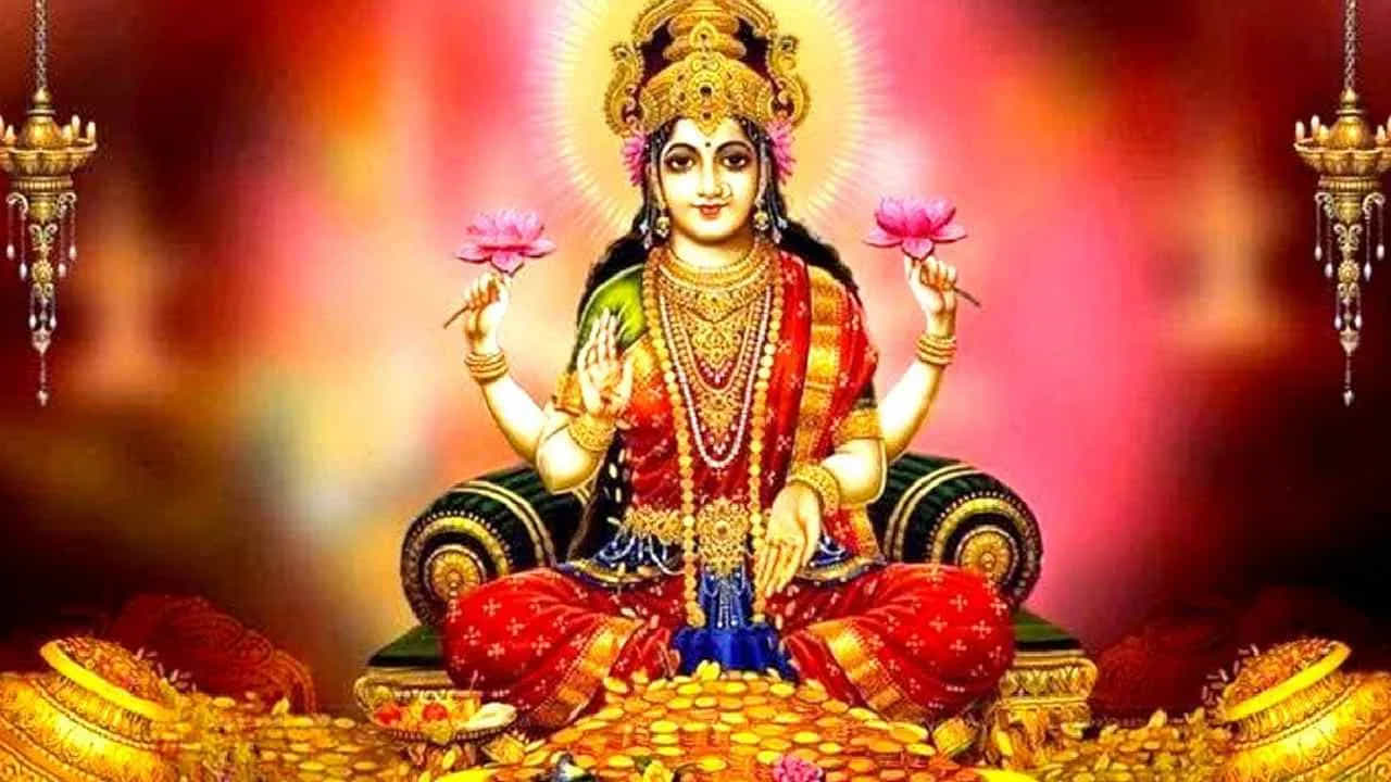 Shravana Masa 2024: ಶ್ರಾವಣ ಮಾಸವೆಂದರೆ ಅನೇಕ ಜನರು ಲಕ್ಷ್ಮಿ ದೇವಿಯನ್ನು ಬಹಳ ನಿಷ್ಠೆಯಿಂದ ಪೂಜಿಸುತ್ತಾರೆ. ಅದರಲ್ಲೂ ಶ್ರಾವಣ ಮಾಸದ ಎರಡನೇ ವಾರದಲ್ಲಿ ಲಕ್ಷ್ಮಿ ದೇವಿಯನ್ನು ಪೂಜಿಸಿ ವರಗಳನ್ನು ಪಡೆಯುತ್ತಾರೆ. ಈ ವರ್ಷ ಆಗಸ್ಟ್ 5 ರಂದು ಶ್ರಾವಣ ಮಾಸ ಆರಂಭವಾಗಿದೆ. ಶ್ರಾವಣ ಮಾಸದಲ್ಲಿ ಸೋಮವಾರ, ಮಂಗಳವಾರ ಮತ್ತು ಶುಕ್ರವಾರ ಅತ್ಯಂತ ಪವಿತ್ರವಾದ ಪೂಜೆಯ ದಿನಗಳು. ಈ ಮಾಸದಲ್ಲಿ ಸೋಮವಾರ, ಮಂಗಳವಾರ ಮತ್ತು ಶುಕ್ರವಾರದಂದು ಮಾಡುವ ಪೂಜೆಗಳು ಉತ್ತಮ ಫಲಿತಾಂಶವನ್ನು ನೀಡುತ್ತವೆ. ಗ್ರಹದೋಷಗಳನ್ನೂ ದೂರಮಾಡುತ್ತದೆ.