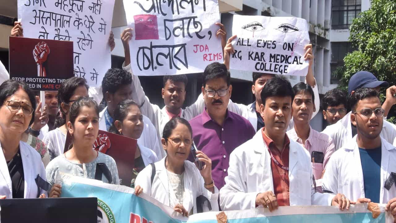 Kolkata rape-murder: ಕೋಲ್ಕತ್ತಾ ಅತ್ಯಾಚಾರ-ಕೊಲೆ: ಬಂಗಾಳದ 42 ವೈದ್ಯರ 'ವರ್ಗಾವಣೆ' ವಿವಾದ; ಮಮತಾ ಬ್ಯಾನರ್ಜಿ ವಿರುದ್ಧ ಬಿಜೆಪಿ ವಾಗ್ದಾಳಿ Kolkata rape-murder: ಕೋಲ್ಕತ್ತಾ ಅತ್ಯಾಚಾರ-ಕೊಲೆ: ಬಂಗಾಳದ 42 ವೈದ್ಯರ 'ವರ್ಗಾವಣೆ' ವಿವಾದ; ಮಮತಾ ಬ್ಯಾನರ್ಜಿ ವಿರುದ್ಧ ಬಿಜೆಪಿ ವಾಗ್ದಾಳಿ