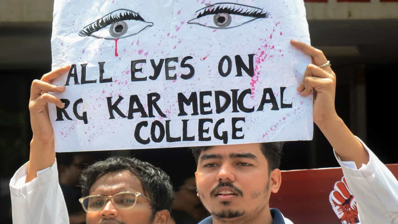 Kolkata rape-murder: ಕೋಲ್ಕತ್ತಾದಲ್ಲಿ ವೈದ್ಯೆಯ ಅತ್ಯಾಚಾರ ಕೊಲೆ ಪ್ರಕರಣ: ಆರ್ಜಿ ಕರ್ ಆಸ್ಪತ್ರೆ ತಲುಪಿದ ಸಿಬಿಐ ತಂಡ Kolkata rape-murder: ಕೋಲ್ಕತ್ತಾದಲ್ಲಿ ವೈದ್ಯೆಯ ಅತ್ಯಾಚಾರ ಕೊಲೆ ಪ್ರಕರಣ: ಆರ್ಜಿ ಕರ್ ಆಸ್ಪತ್ರೆ ತಲುಪಿದ ಸಿಬಿಐ ತಂಡ